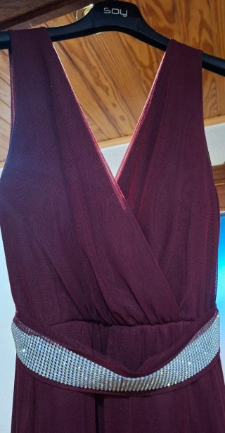 Vestido de fiesta burdeos con pedrería