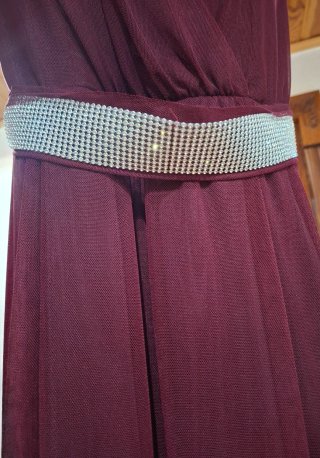 Vestido de fiesta burdeos con pedrería