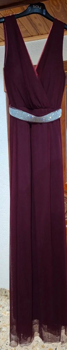 Vestido de fiesta burdeos con pedrería