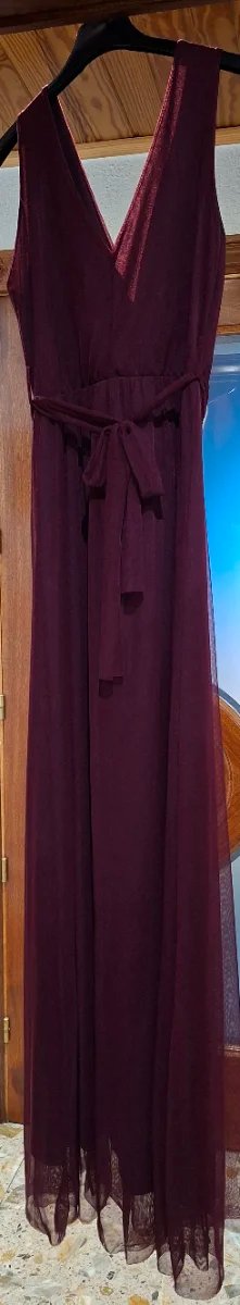 Vestido de fiesta burdeos con pedrería