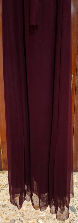 Vestido de fiesta burdeos con pedrería