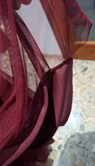Vestido de fiesta burdeos con pedrería