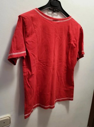 Camiseta roja con corazón blanco