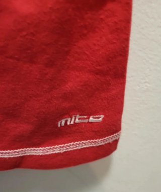 Camiseta roja con corazón blanco