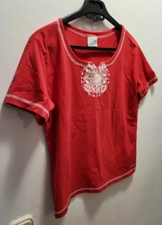 Camiseta roja con corazón blanco