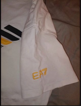 Camiseta Emporio Armani EA7 Blanca y Dorada