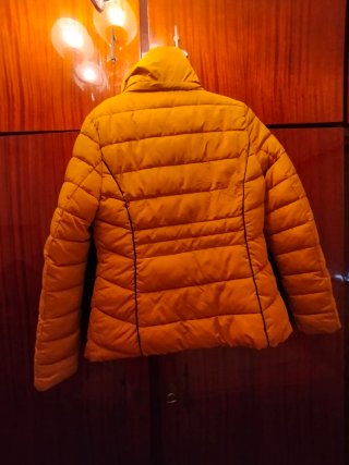 Abrigo acolchado mostaza con pelo interior