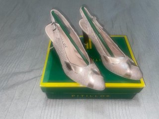 Zapatos de tacón rosa nude