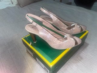 Zapatos de tacón rosa nude
