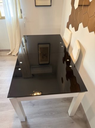 Mesa Comedor Cristal Negra y patas blancas