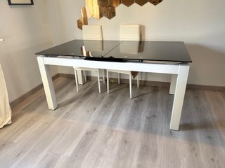 Mesa Comedor Cristal Negra y patas blancas