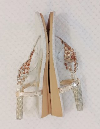 Sandalias doradas con pedrería