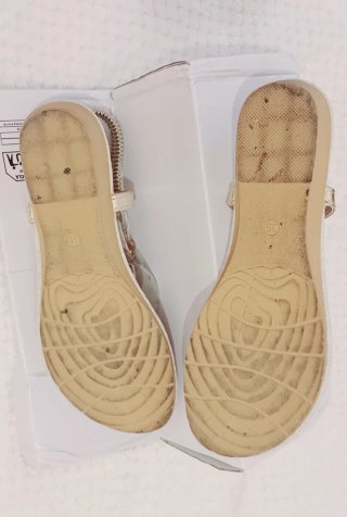 Sandalias doradas con pedrería