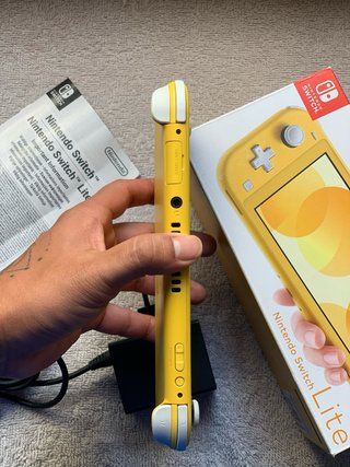 Nintendo Switch Lite + Caja manuales, carga.