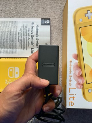 Nintendo Switch Lite + Caja manuales, carga.