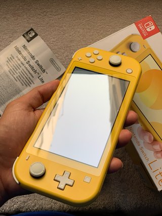 Nintendo Switch Lite + Caja manuales, carga.