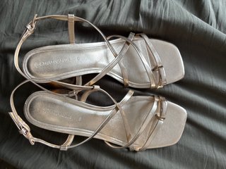 Sandalias Stradivarius doradas talla 40