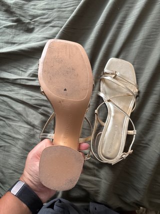 Sandalias Stradivarius doradas talla 40