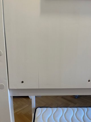Litera blanca con diseño de casa