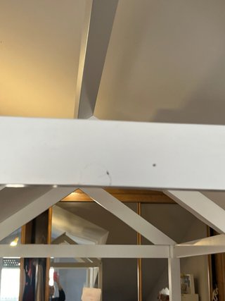 Litera blanca con diseño de casa