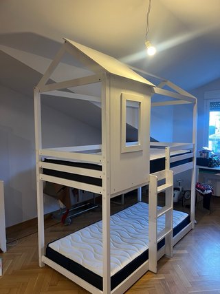 Litera blanca con diseño de casa