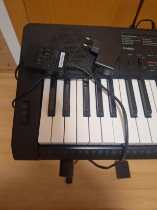Teclado Casio CTK-3200 con atril y pedal