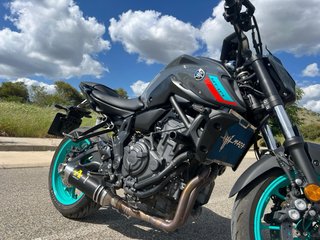 Yamaha MT07 A2 3000km con extras