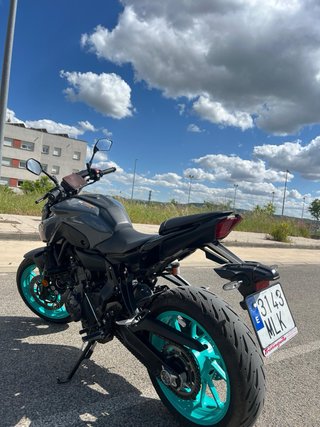 Yamaha MT07 A2 3000km con extras