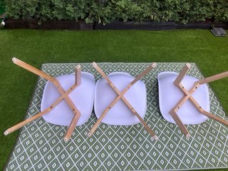 Conjunto de 3 sillas de resina y madera