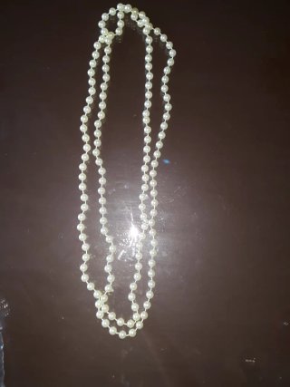 Collar largo de perlas de plástico