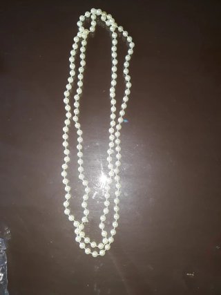 Collar largo de perlas de plástico