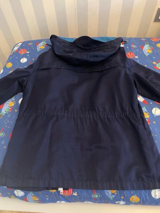 Parka corta azul con cordón de ajuste