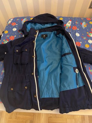 Parka corta azul con cordón de ajuste