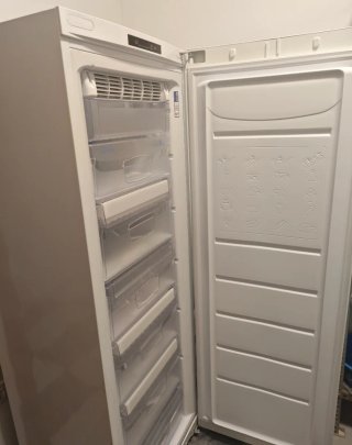 Congelador Vertical Indesit No Frost 220L