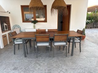 Mesa de jardín madera y acero con 6 sillas.
