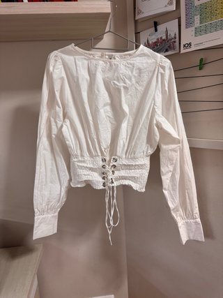 Camisa blanca Stradivarius con cordones