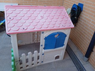 Caseta de juego infantil rosa y blanca