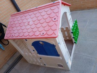 Caseta de juego infantil rosa y blanca