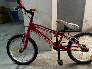 Bicicleta infantil roja