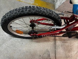 Bicicleta infantil roja