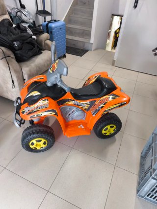 Moto infantil eléctrica naranja