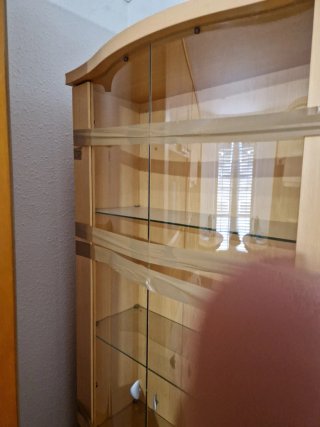 Vitrina de cristal y madera