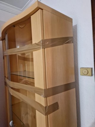 Vitrina de cristal y madera