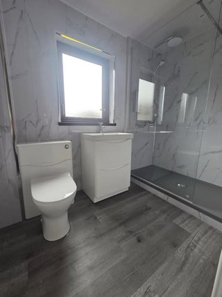 Ducha moderna con azulejos hexagonales