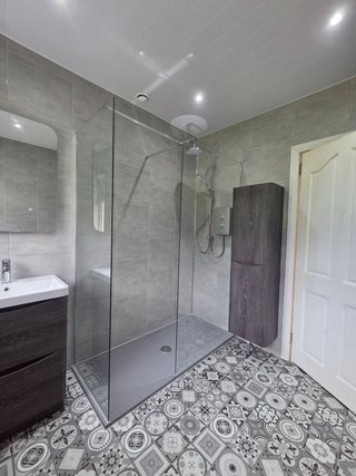 Ducha moderna con azulejos hexagonales