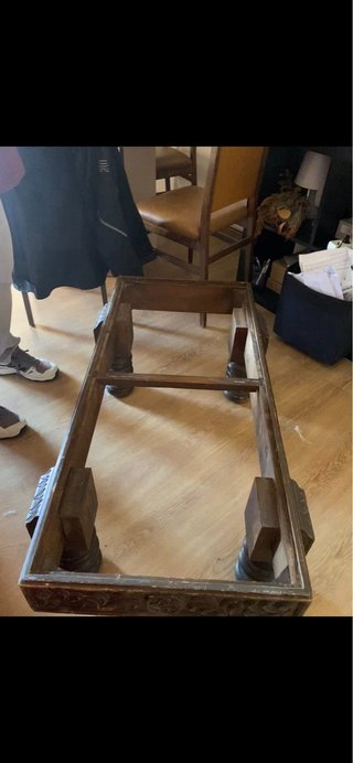 Mesa de madera tallada para restaurar