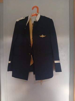 Traje Comunión Niño Chaleco Dorado y Pantalón Negr