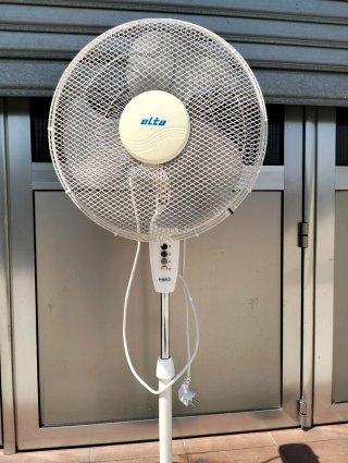 Ventilador Elta Plateado y Blanco