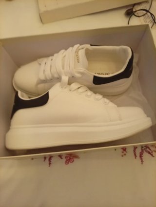 Sneakers Alexander McQueen Bianche e Dorate