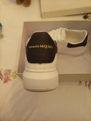 Sneakers Alexander McQueen Bianche e Dorate